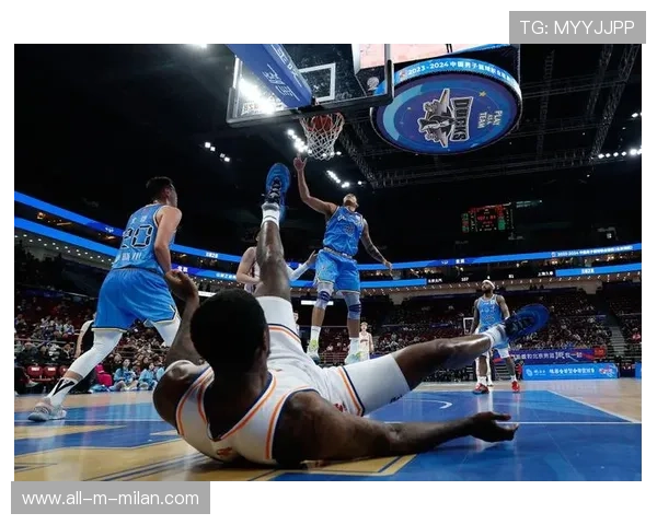 CBA 新秀试图隔扣失败！摔倒姿势上热搜